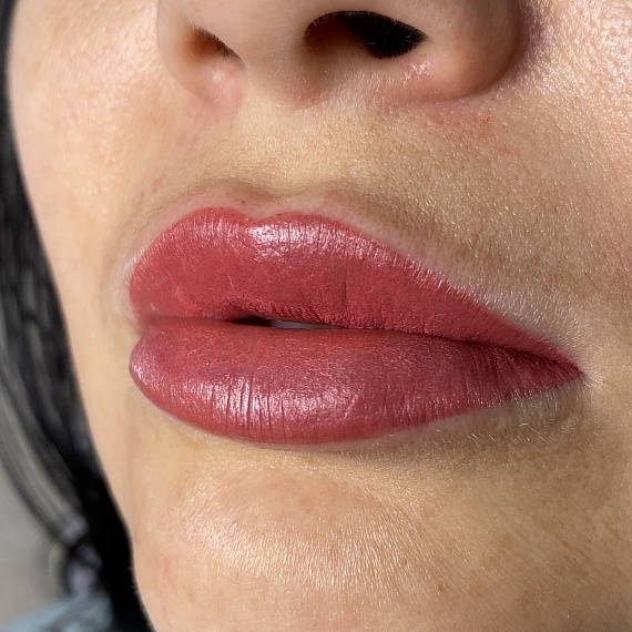 Коррекция перманентного макияжа губ за 2500 руб